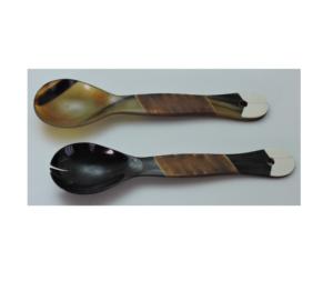 Ensemble de 2 cuillères à salade en corne, design unique, fabriquées à la main à partir de corne de buffle naturelle, à prix raisonnable. - Product Image 4