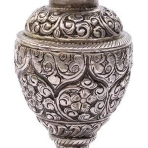 Vase décoratif en métal, motif floral en relief, pour table ou sol, fait main, ornemental, pour la maison, le jardin ou les événements - Product Image 2