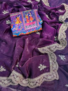 Sarees de tela satinada Fendi de primera calidad con bordado de lentejuelas en toda la prenda, borde con lentejuelas y estampado Kalamkari. - Product Image 5