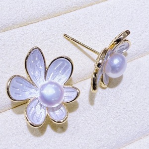 ต่างหูมุกน้ำจืดสีขาวธรรมชาติ ดีไซน์ดอกไม้หกกลีบแบบไม่สมมาตร ประดับด้วยมุกขัดเงา แฟชั่นหรูหราจากจูจี้ - Product Image 4
