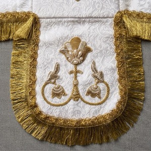 เครื่องประดับรูปไม้กางเขนสีขาวสำหรับพิธีกรรม งานปักมือคุณภาพสูง ประดับด้วยเส้นทองคำ พร้อมพู่ห้อย - Product Image 5