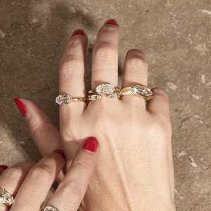 Anillo de compromiso de diamante de laboratorio ovalado de 2 quilates, oro macizo de 14K y 18K, con diseño de brújula oriental-occidental y corte escalonado, joyería nupcial moderna y minimalista - Product Image 4