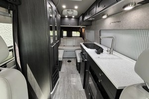 Fourgonnette de tourisme Silver Used Sprinter 2500 Turbo 2021 4x4 automatique à conduite à gauche, intérieur tissu, jantes R17, kilométrage élevé, entièrement transformée en véhicule de camping routier - Product Image 5