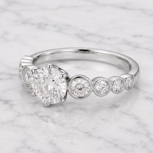 Anillo de aniversario de moissanita de 1 quilate de corte redondo, superventas, de plata 925 original, regalo romántico para amantes, amuleto. - Product Image 3