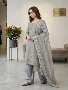 Lujoso Traje Hania Aamir Pharsi Gris Plateado, Conjunto de Palazzo de Seda de Diseñador, Bordado Zari, Salwar Kameez Pakistaní, Elegante para Fiesta - Product Image 2