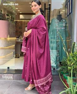 Hermoso conjunto de rayón con diseño estampado, cuello en V y pantalón Anarkali largo con dupatta, proveedor de la India a precio mayorista. - Product Image 6