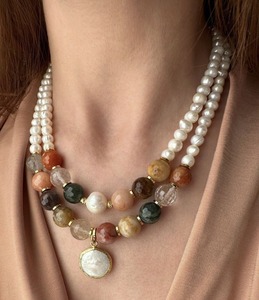 สร้อยคอประดับลูกปัดรูปผีเสื้อเรซิ่นหลากสีพร้อมคริสตัลไรน์สโตนสำหรับงานปาร์ตี้ - Product Image 1