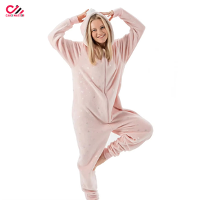 Combinaison de nuit chaude pour femme en polaire rose à capuche, longue, à manches longues, confortable pour l'hiver, motif étoiles imprimé, Care Master - Product Image 1