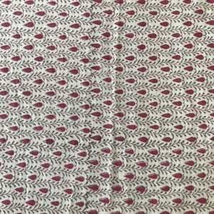 Tela de algodón estampada a mano – Diseño floral de enredaderas repetidas en color granate sobre base natural |   Venta al por Mayor de Textiles Indios - Product Image 2