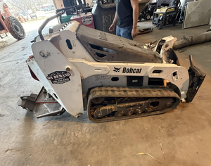 รถตักล้อยางขนาดเล็ก MT52 ปี 2006 พร้อมอุปกรณ์ยก ® ความจุ 1,550 ปอนด์ - Product Image 4