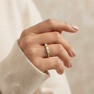 Bague de fiançailles et de mariage minimaliste en diamant de laboratoire taille baguette, trois pierres, or blanc 18 carats plaqué rhodium, délicate et empilable - Product Image 5