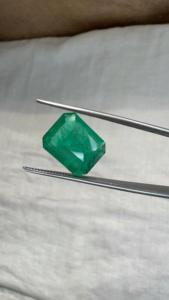 Émeraude naturelle zambienne de 4,55 carats, taille octogonale, pierre précieuse non montée |   Pierre précieuse verte certifiée pour la fabrication de bijoux fins et la vente en gros - Product Image 4