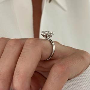 Bague en diamant de laboratoire taille coussin allongée de 3 carats, bague de fiançailles taille coussin allongée, or blanc 14 carats, certifiée IGI - Product Image 1