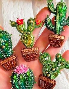 Broche de Lujo con Bordado Artesanal y Cuentas, con Bordado de Cuentas Cosido a Mano Único - Product Image 6