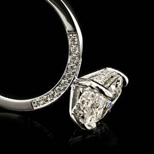Fournisseur de bijoux de créateur VVS DIAM – Bagues en or 14 carats avec moissanite, taille ovale allongée brillante, pavé caché, griffes d'aigle - Product Image 1