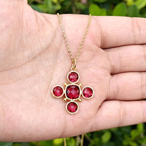 Collar con colgante de cuarzo rubí con corte a cuadros, diseño cruzado, chapado en oro sobre latón, texturizado, con cadena ajustable, el más vendido. - Product Image 4