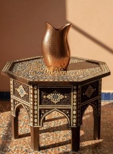 Vase en métal artisanal élégant avec une finition lisse et une forme classique, parfait pour les intérieurs de luxe et la décoration moderne élégante. - Product Image 3