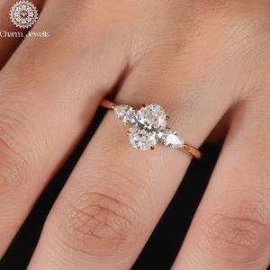 Bague de fiançailles classique pour femme en argent avec trois pierres de moissanite taille coussin, sertie à griffes, certifiée IGI, 3 grammes - Product Image 3