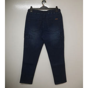 Pantalon cargo long en denim polyvalent pour homme, conçu pour le confort, la durabilité et la mode urbaine moderne, avec des poches cargo latérales profondes - Product Image 4