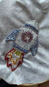 Broche perlée de qualité supérieure pour femmes, élégant accessoire de bijouterie ethnique à prix avantageux - Product Image 3