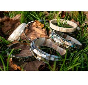 Brazalete Artesanal con Incrustaciones de Concha y Madreperla, Joyería Destacada - Product Image 1