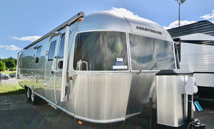 Remolques Usados Económicos Air Classic 30 de 2017, con Capacidad para 5 Personas, Longitud de 31 pies, 3 Remolques de Viaje Disponibles y Listos para Enviar - Product Image 2