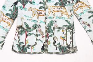 Chaqueta acolchada Sari de seda reciclada Vintage con estampado de jungla, chaqueta de mezcla de algodón para mujer - Product Image 6