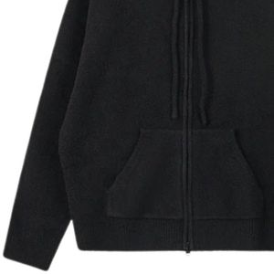Sweat à capuche zippé noir en tricot avec emblème logo – Élégant et confortable pour hommes et femmes, idéal pour un usage quotidien et décontracté - Product Image 3