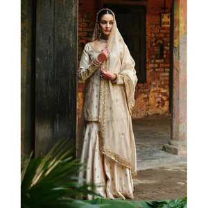 Ensemble de costume de créateur avec des paillettes et des broderies en zari Taille 2XL - Product Image 4