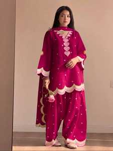 Top Farshi Sal de Algodón Chanderi con Bordado de Lujo, Trabajo de Lentejuelas, Bordado con Hilos y Trabajo Zari, Corte Regular para Mujer - Product Image 1