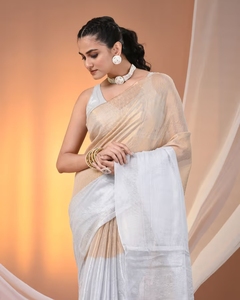 Sari KV en tissu doux doré et blanc avec pompons et chemisier non cousu - Product Image 1