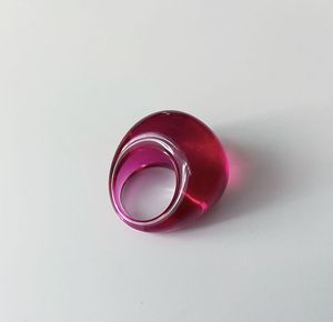 Nuevo Anillo de Moda Qijun Hecho a Mano de Resina con Diseño Artístico de Cono Facetado Grande Multicolor y Cuerpo Vertebral Estéreo - Coleccionable de Arte - Product Image 1