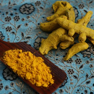 Curcuma à haute teneur en curcumine, racine entière séchée, doigts de curcuma naturels colorés, emballage propre pour marchés d'importation, frais et en vrac - Product Image 5