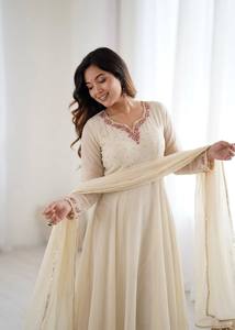 Robe Anarkali blanche en faux georgette, col en V, manches brodées, style Choli, dupatta en dentelle dorée, pour l'hiver et l'été, idéale pour les fêtes - Product Image 5