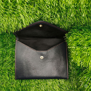 กระเป๋าสตางค์หนังวัวลายเรียบพรีเมียมสำหรับผู้ชาย ดีไซน์แบบพับสองตอนเรียบง่าย พร้อมการเย็บด้ายสีแดงที่ทนทานและกระดุมแป๊ก - Product Image 6