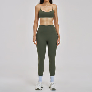 Ensemble de yoga sans couture vert olive taille haute 3 pièces : crop top, short et soutien-gorge de sport respirant 100 % polyester à col en V - Product Image 4