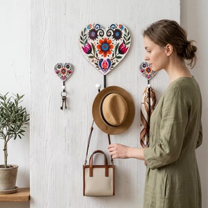 Crochet mural en bois fait main en forme de cœur avec motif floral, design traditionnel, crochet simple pour la décoration de la maison - Product Image 2