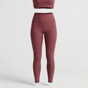Ensemble de vêtements de yoga et de fitness deux pièces personnalisé, très élastique, antibactérien, pour femmes, short de sport uni, tenue de gym tendance, vente en gros - Product Image 1