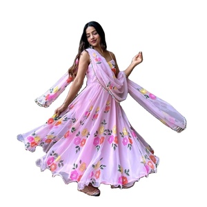 Dernière robe Anarkali imprimée de fleurs roses en georgette lourde de créateur - Product Image 1