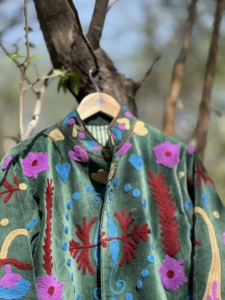 Chaqueta Corta de Invierno con Capucha para Mujer y Adolescente, de Terciopelo Bordado a Mano, Estilo Vintage |   Abrigo Casual de Diseñador con Cuello Mandarín 100% Orgánico - Product Image 3