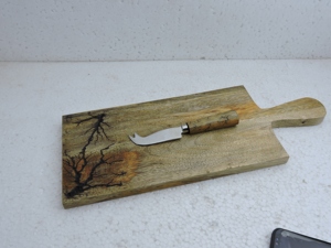 Planche à découper rectangulaire en bois, nouvellement fabriquée, avec poignée, finition naturelle, planche à découper de cuisine, pièce unique - Product Image 1