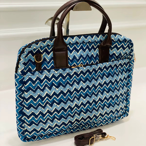 Sac pour ordinateur portable pour femme, imprimé Jaipuri exclusif, bleu zigzag moderne - Product Image 1