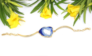 กำไลข้อมือหินธรรมชาติสีน้ำเงินทรงเจอด ประดับทอง 24K พร้อมสายปรับได้ เหมาะสำหรับโอกาสพิเศษ เช่น งานหมั้น หรือเพื่อสุขภาพ - Product Image 4