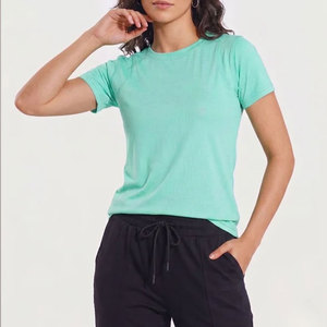 เสื้อยืดแขนสั้นคอกลมทรงสลิมฟิตสำหรับผู้หญิง สีพื้น ผ้าเจอร์ซีย์โพลีเอสเตอร์ 100% แห้งเร็ว ไม่เป็นขุย กระชับรูปร่าง - Product Image 4