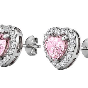 Pendientes románticos con diamantes rosas en forma de corazón en oro blanco de 18 quilates con brillantes diamantes redondos en forma de halo para un diseño de lujo atemporal. - Product Image 1
