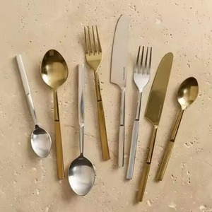 Ensemble de couverts en acier inoxydable faits à la main pour une table élégante et la décoration de la maison - Product Image 1