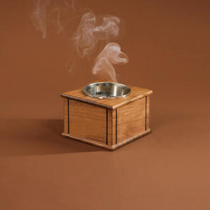 Quemador de incienso cúbico compacto de madera con un tazón metálico plateado, para añadir un toque de calidez natural a cualquier espacio habitable. - Product Image 2