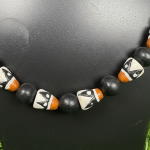 Collar de Cuentas de Madera Talladas, Arte Popular, Patrón Blanco, Negro y Naranja, Joyería Artesanal, Tamil Nadu, KOTTRAVAI - Product Image 2