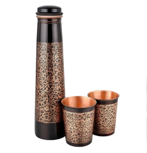 Bouteille et tasse uniques en cuivre martelé noir mat avec élégants accents or rose, disponibles à prix de gros. - Product Image 2