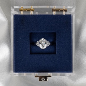 Anillo de Compromiso con Diamante Cultivado en Laboratorio de 3 Quilates, Corte Ovalado, Tres Piedras, Piedras Laterales en Forma de Media Luna, Oro Blanco de 18k, Certificado IGI - Product Image 3